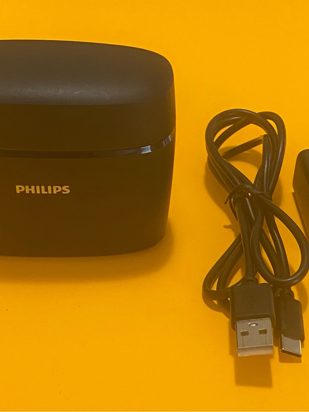 Philips Plus MNR TR C-2B2 Black Wireless Rechargeable 5-V Portable Charging Case